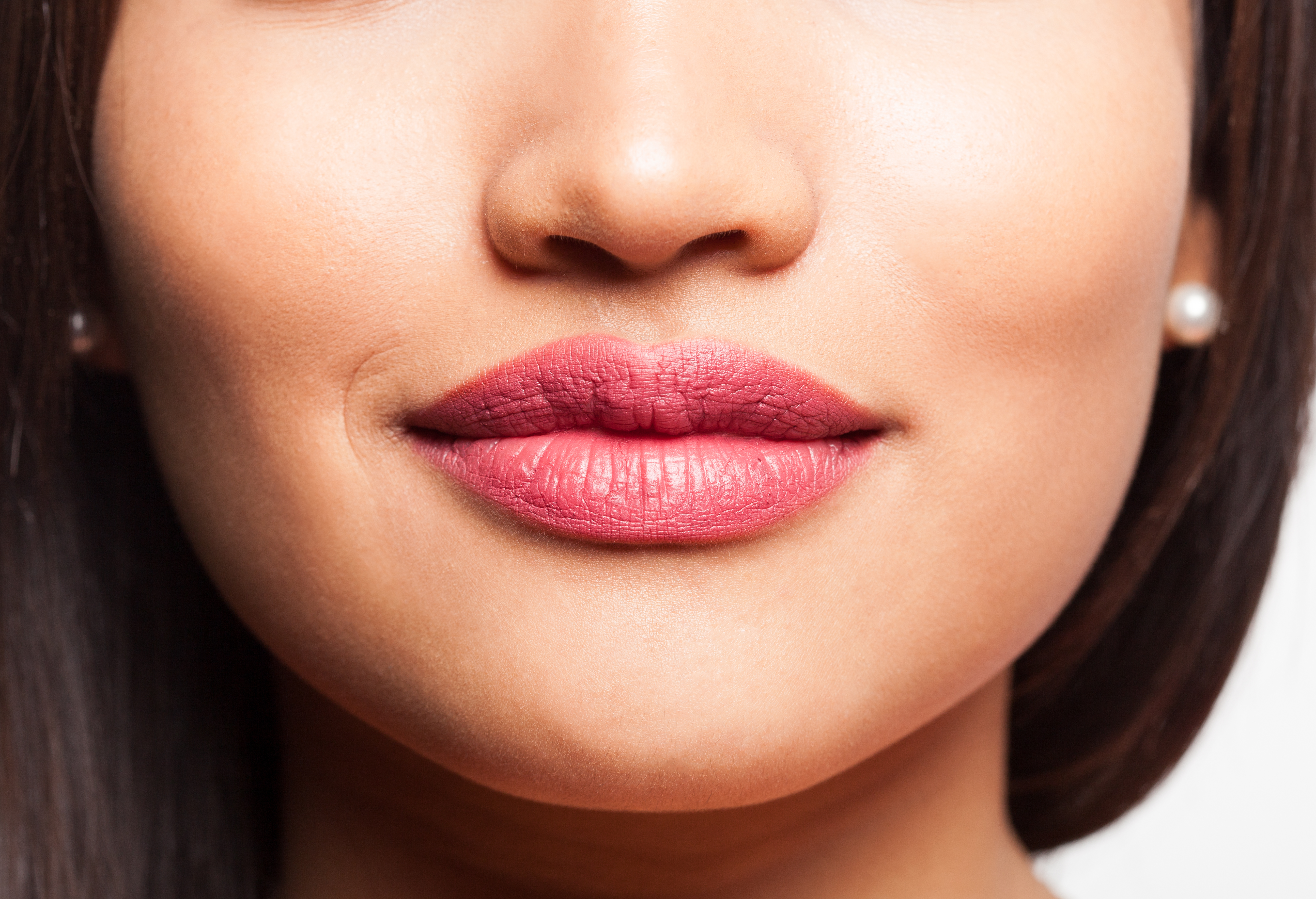 O desejo por lábios mais volumosos tem feito muitas mulheres recorrerem ao preenchimento labial para conseguir este efeito